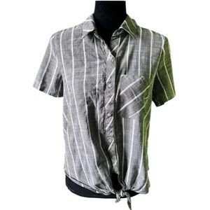 Universal Threads Women’s Gray white Striped Short Sleeve Button down Shirt L